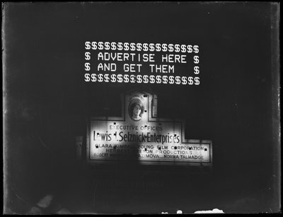 Světelný nápis pro reklamu a osvětlený nápis pro Selznick Enterprises, New York City, leden 1917 od William Davis Hassler