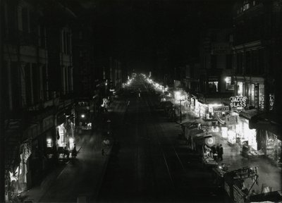 Noční pohled na Grand Street v Orchard Street, NYC, 1917 od William Davis Hassler