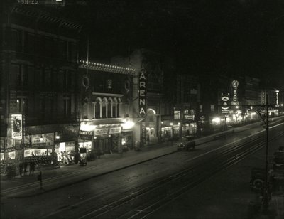Noční pohled na jižní stranu 23. ulice mezi Sixth a Seventh Avenue, c.1916-17 od William Davis Hassler