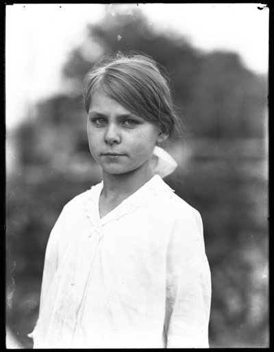 Venkovní portrétní záběr neidentifikované holčičky v bílých šatech, červenec 1915 od William Davis Hassler