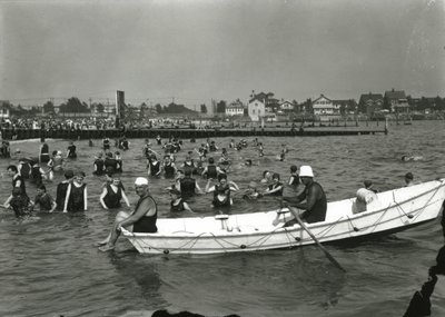 Veslice a plavci ve vodě, Coney Island, c.1910-21 od William Davis Hassler