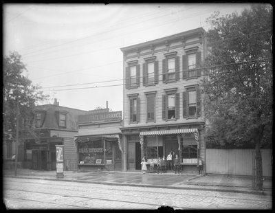 Sedm dětí pózuje před neidentifikovanou pobočkou veřejné knihovny Queens Borough, New York, kolem roku 1910 od William Davis Hassler