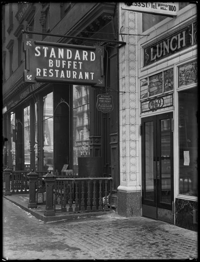 Sign for Standard Buffet Restaurant, Fourth Avenue mezi E. 31st and 32nd Streets, New York City, 6. února 1917 od William Davis Hassler