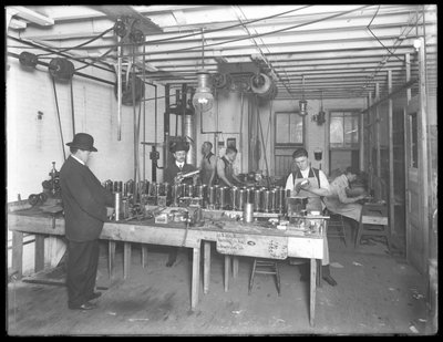 Dílna v šestém patře, Geyser Electric Water Heater Company, 42 Hudson Street, New York City, 31. prosince 1914 od William Davis Hassler