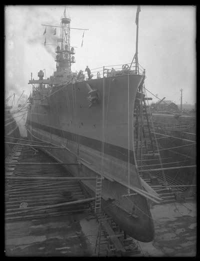 U.S.S. Utah v suchém doku v Brooklyn Navy Yard, kolem roku 1912 od William Davis Hassler