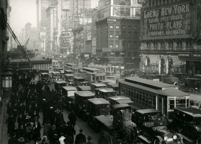Times Square, přeplněné auty, autobusy a lidmi, asi 1917 od William Davis Hassler