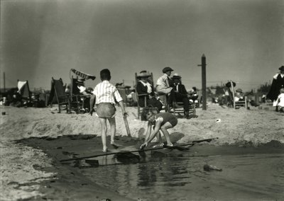 Dvě děti si hrají s dřevěnými zbytky na mělčině, Coney Island, c.1910-21 od William Davis Hassler