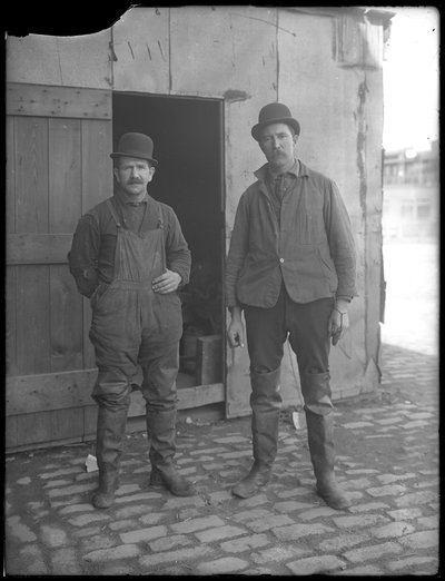 Neznámí pracovníci kanalizace pózují nad zemí, New York, c.1911 od William Davis Hassler