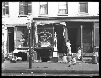 Vittorio Quirolo a T. Scaravaglione, pohřební ústav a balzamovač, 327 E. 111th Street (nebo 109th Street), New York City, 26. října 1914 od William Davis Hassler