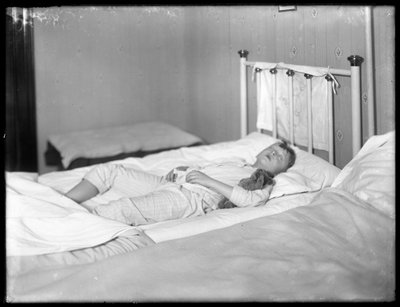 William Grey Hassler spí se svým plyšovým medvídkem, kolem roku 1913 od William Davis Hassler