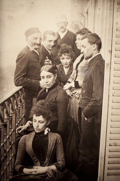 Rodina Claudel, Jessie Lipscomb, Ferdinand de Massary a jeho otec na balkoně bytu 31 boulevard de Port Royal. (V popředí: Louise (nar. 1866), za ní Madame Claudel (nar. Louise Athanaise Brains v roce 1840) a Camille (1864- od William Elborne