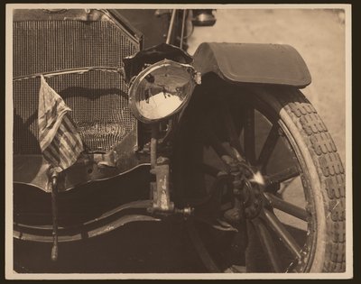 Detail poškozeného světlometu a grilu na automobilu od William G. Swekosky