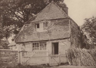 Chata na rohu hřbitova, Hellingley, Sussex (čb fotografie) od William Galsworthy Davie