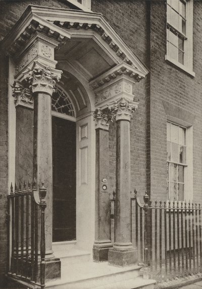 Doorway, Brighton Road, Reigate, Surrey (černobílá fotografie) od William Galsworthy Davie