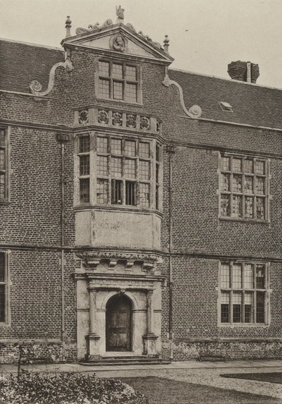 Doorway, Entrance Bay, jižní křídlo, Cobham Hall (černobílá fotografie) od William Galsworthy Davie