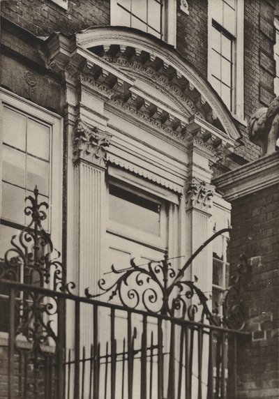 Doorway, North Pallant, Chichester (černobílá fotografie) od William Galsworthy Davie