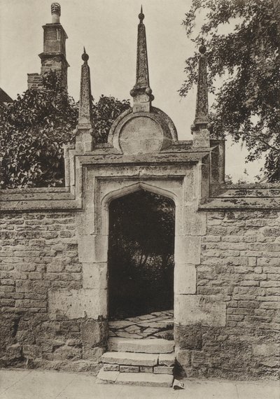 Dveře, Paynis Almshouses, Oundle (černobílá fotografie) od William Galsworthy Davie