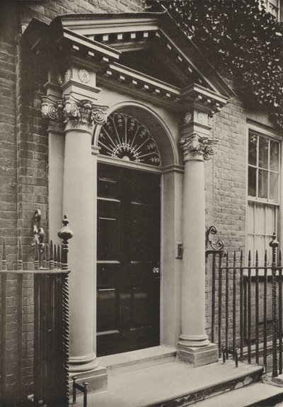 Doorway, Redhill Road, Reigate, Surrey (černobílá fotografie) od William Galsworthy Davie