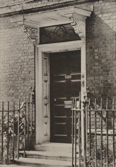 Doorway, Žito, Sussex (černobílá fotografie) od William Galsworthy Davie
