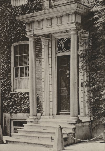Doorway, Southgate Street, Winchester (černobílá fotografie) od William Galsworthy Davie