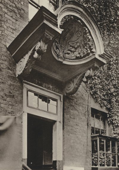 Doorway, The Manor House, Bermondsey, Londýn (černobílá fotografie) od William Galsworthy Davie