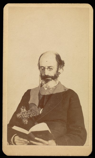 [Neznámý plešatý muž s plnovousem čte vsedě] od William H. Mumler
