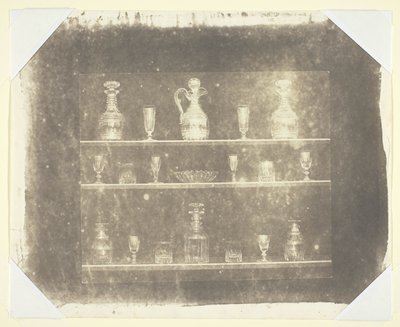 Skleněné výrobky na třech policích od William Henry Fox Talbot