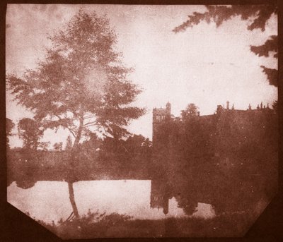 Lacock Abbey v odrazu, cca 1840 (tisk ze slaného papíru z kalotypového negativu) od William Henry Fox Talbot