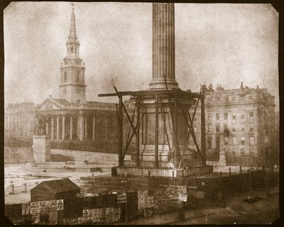 Nelsonův sloup ve výstavbě, kolem roku 1841 (tisk ze slaného papíru z kalotypového negativu) od William Henry Fox Talbot