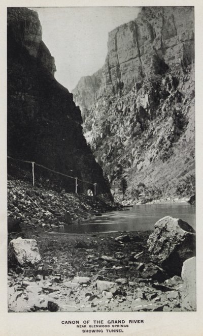 Canyons of Colorado: Canon of the Grand River, poblíž Glenwood Springs, ukazuje tunel (černobílá fotografie) od William Henry Jackson