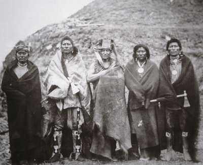 Lidé Pawnee před kmenovou pozemskou lóží, kolem roku 1869 (černobílá fotografie) od William Henry Jackson