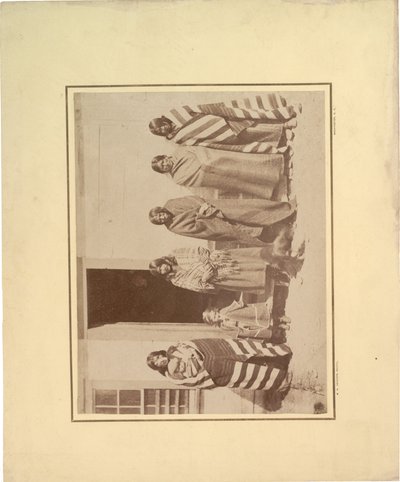 Skupina pěti indiánských žen s mladou dívkou a dítětem, 1871 (sépiová fotografie) od William Hicks Jackson