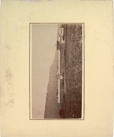Pohled na palisádu s několika muži shromážděnými u vstupní brány, 1871 (sépiová fotografie) od William Hicks Jackson