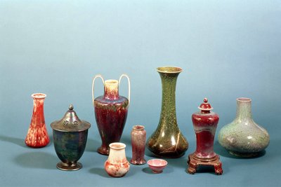 Skupina hliněných váz a mís vyrobených v Ruskin Pottery, 1898-1935 (hliněné nádobí) od William Howson Taylor