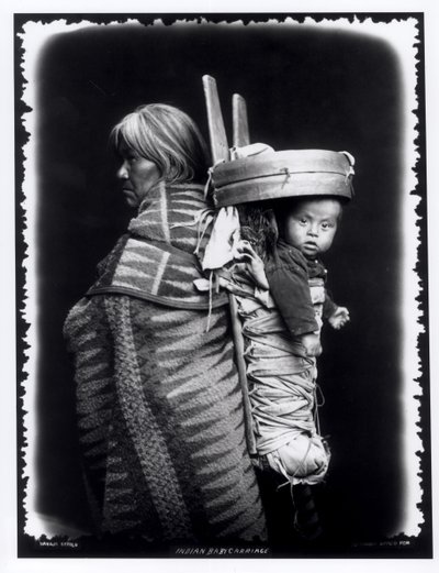 Navajo žena nesoucí papoose na zádech, cca 1914 (černobílá fotografie) od William Carpenter