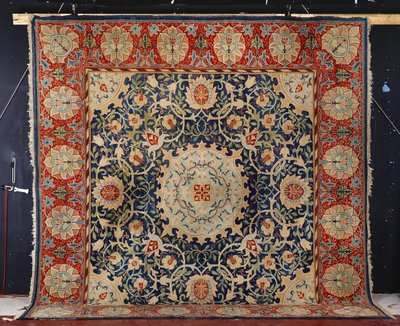 Vzácný ručně vázaný koberec "Swan-House" Hammersmith, Morris & Co., kolem roku 1890 od William Morris