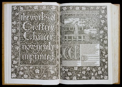 Titulní strana a frontispice z „The Works of Geoffrey Chaucer“, vydané v roce 1896 nakladatelstvím Kelmscott Press (dřevořez) od William Morris