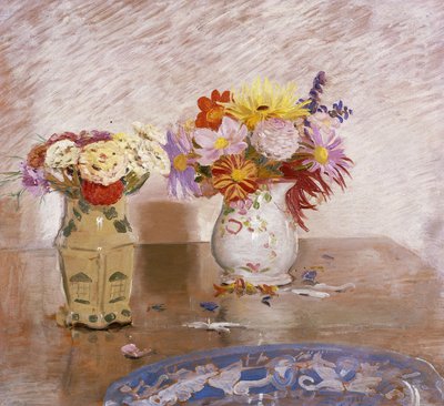Dvě vázy s květinami a modrý talíř od William Nicholson