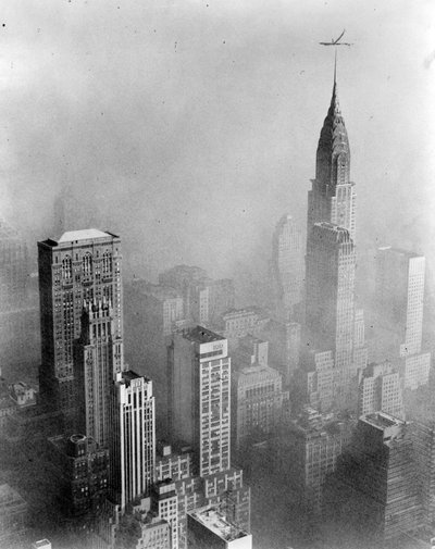 Smog zakrývá výhled na Chrysler Building z Empire State Building, New York City od William Van Alen