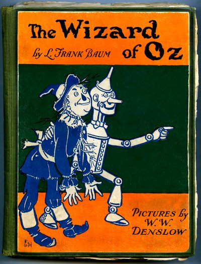 The Wonderful Wizard of Oz - The Wizard of Oz: obálka starého vydání (mezi lety 1905 a 1920) ilustrovaná Denslowem, Williamem Wallacem (1856-1915) knihy Franka Bauma (1856-1919) - strašák a dřevorubec v plechu - soukromá sbírka - od William Wallace Denslow
