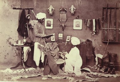 Dva indičtí sluhové zobrazeni v uspořádaném domácím interiéru, z „Hooper Collection“ (černobílá fotografie) od Willoughby Wallace Hooper