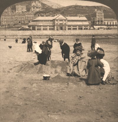 Na pláži v Llandudno, Wales, 1894. od Works and Sun Sculpture Studios