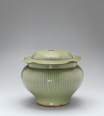 Žebrovaná sklenice Longquan Celadon a kryt od Yuan Dynasty Chinese School