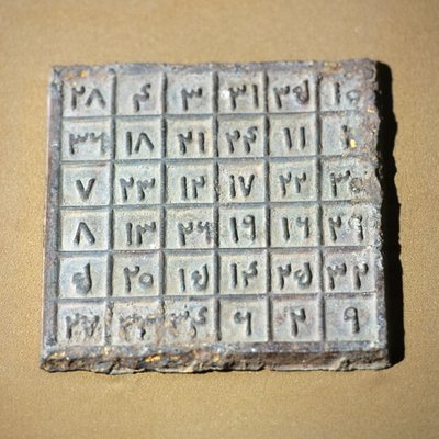 Magický stůl představující postavy dynastie Yuan od Yuan Dynasty Chinese School
