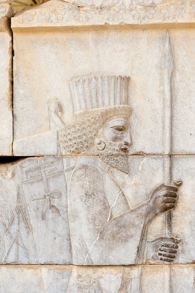 Starověký reliéf Achaemenid; perština s kopím; voják Nesmrtelné gardy na paláci Apadana; archeologické naleziště; starověké perské město Persepolis; světové dědictví UNESCO; provincie Fars; Írán; Asie od Frederick (attr. to) Barnard
