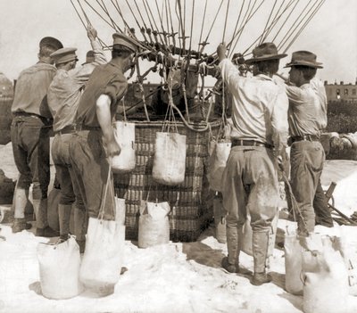 Připevnění pytlů s pískem na koš balónu, Fort Myer, USA od Hippolyte Lalaise Devéria