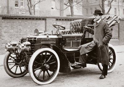 C S Rolls stojící vedle motorového vozu Panhard o výkonu 20 hp od Ferdinand Georg Waldmuller