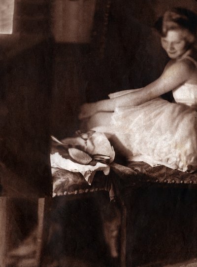 Oblékání klasické tanečnice v její lóži. 1929 (tisk) od . .