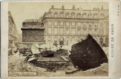 Pařížská komuna (1871): ruiny na Place Vendome v Paříži. Fotografie 1871. Rozměr.16,5x10,8 cm od Frederick (attr. to) Barnard
