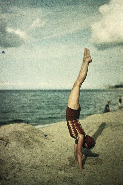 Eva dělá stojku, c 20. léta od Frederick (attr. to) Barnard